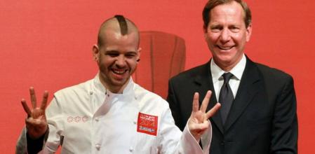 El chef David Muñoz celebra las tres estrellas Michelin para su restaurante DiverXO en la guía de 2014