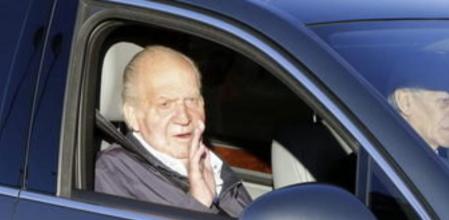 El Rey Juan Carlos, a su llegada al Hospital Universitario Quirón de Madrid para ser sometido a la operación en la que el cirujano Miguel Cabanela le implantará una prótesis definitiva en la cadera izquierda