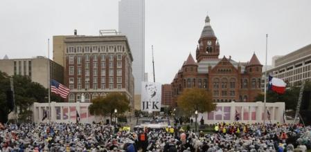 Dallas, bajo la lluvia, recuerda a JFK