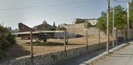 Tres cazas soviéticos expuestos en un jardín de Sant Pere dels Arquells, en la Segarra