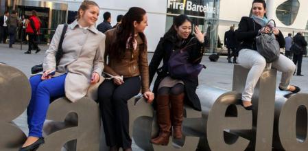 Cuatro participantes en el Mobile Congress se fotografían ante la palabra Barcelona