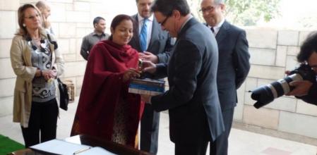 Tras firmar en el libro de honor del Memorial Gandhi, Mas recibió tres libros sobre la vida y el pensamiento de Mahatma Gandhi y una pequeña efigie