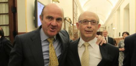 Luis de Guindos y Cristóbal Montoro, juntos, en los pasillos del Congreso en una imagen de archivo