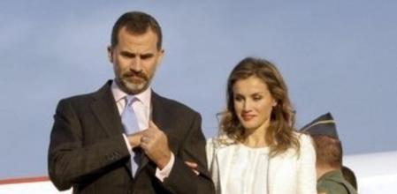 Fotografía de archivo (14/11/2013) de los príncipes de Asturias a su llegada al aeropuerto de Monterey, California, en su viaje por Estados Unidos, bajando de un avión similar al Airbus A-310 de la Fuerza Aérea Española que estaba preparado para que el príncipe Felipe realizara hoy su viaje a Sao Paulo.