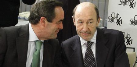 El secretario general del PSOE, Alfredo Pérez Rubalcaba, y el exministro José Bono durante el almuerzo-coloquio en el Club Siglo XXI dentro del ciclo 'Nuevos tiempos de reformas'