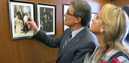 El presidente de la Generalitat de Catalunya, Artur Mas, acompañado por su mujer, Helena Rakosnik, durante su visita al Nehru Museum, en Nueva Delhi.