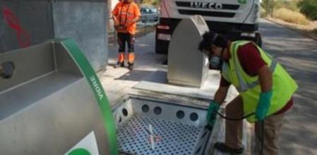 Operarios, este verano, actuando en los contenedores soterrados para luchar contra las cucarachas en Tarragona