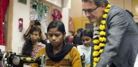 Fotografía facilitada por la Generalitat de su presidente, Artur Mas, durante su visita al proyecto humanitario 