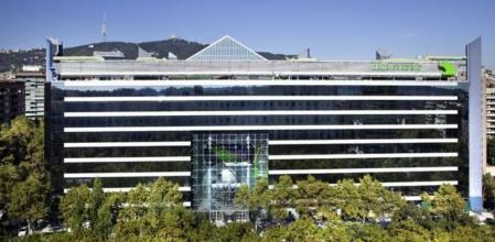 Fachada del antiguo edificio de Caja Madrid, Alta Diagonal, frente al centro comercial L'Illa