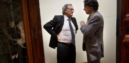 Xavier Trias y Jordi Portabella conversan tras un pleno, en 2012