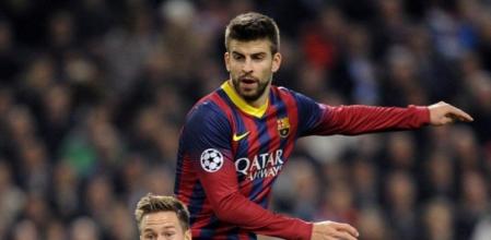 Piqué y Moisander pelean por un balón