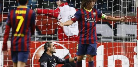 Pinto y Puyol lamentan el primer gol marcado por Serero del Ajax