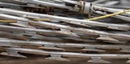 Detalle de la concertina colocada a lo largo del perímetro fronterizo de Melilla.