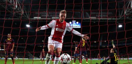 Viktor Fischer recoge el balón de la portería del Barça