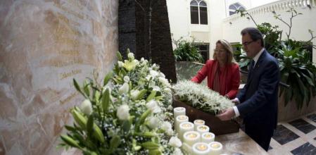 Fotografía facilitada por la Generalitat de su presidente, Artur Mas y su esposa, Helena Rakosnik, de la ofrenda floral realizada con motivo del quinto aniversario del atentado al hotel Taj Palace de Mumbay, durante la visita a la India.