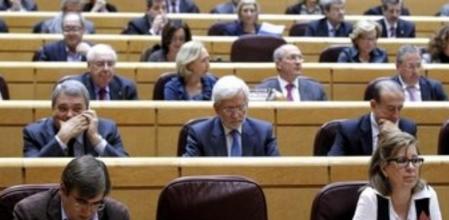 La senadora del PSOE Maru Menéndez junto al escaño vacío de Tomás Gómez, que ha anunciado hoy que renuncia a su acta en el Senado por 