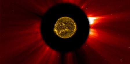 El cometa ISON, en la parte inferior derecha de la fotografía, dirigiéndose al Sol