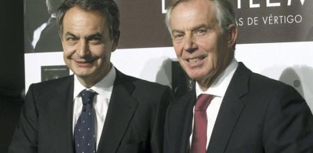 El expresidente del Gobierno, José Luis Rodríguez Zapatero, posa junto al exprimer ministro británico Tony Blair, durante la presentación del segundo volumen de las memorias de Zapatero