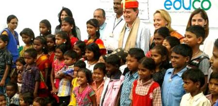 Artur Mas, con el sombrero típico de Pune, posa con los menores y responsables del proyecto Educo.