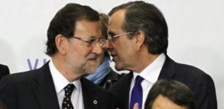 El jefe del Gobierno español, Mariano Rajoy (i), que participa en la cumbre de Vilna que protagonizan la UE y varias exrepúblicas soviéticas, conversa con el primer ministro griego, Antonis Samaras, durante la foto de familia.