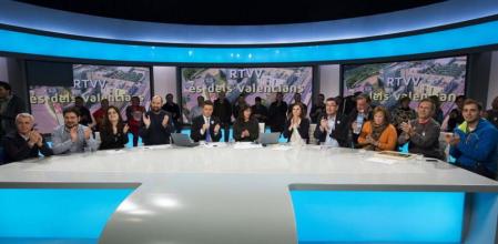 Trabajadores de RTVV en el plató de informativos de Canal 9 siguen informando tras la orden de cortar la señal