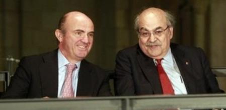 El conseller de Economía de la Generalitat, Andreu Mas-Colell, junto al ministro de Economía, Luis de Guindos, durante la firma del convenio por el que la Fundación Repsol donará 6 millones de euros para finalizar la construcción de la nueva sede corporativa del Barcelona Supercomputing Center-Centro Nacional de Supercomputación (BSC-CNS), que se denominará BSC-Repsol Buildingeva.