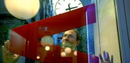 Joan Herrera, el jueves, en el pasaje del Rellotge de Barcelona, tras la puerta principal de la sede de ICV