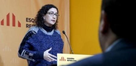 El presidente de ERC, Oriol Junqueras (de espaldas), escucha la intervención de la secretaria general del partido, Marta Rovira