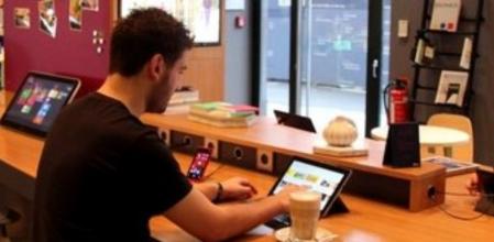 Un joven consulta una tableta táctil