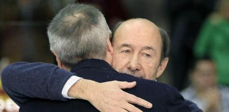 Rubalcaba, abraza al líder del PSC, Pere Navarro.