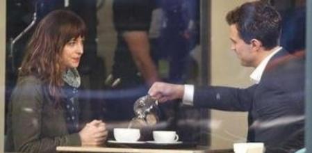 La primera escena de '50 sombras de Grey' con Anastasia (Dakota Johnson) y Grey (Jamie Dornan) conociéndose en una cafetería de Vancouver