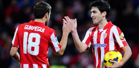 Los capitanes del Athletic, Andoni Iraola y Carlos Gurpegi, celebran el triunfo ante el Barça en el nuevo San Mamés en diciembre de 2013