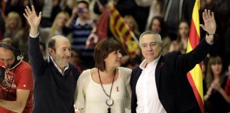 El secretario general del PSOE, Alfredo Pérez Rubalcaba; la líder del PSIB-PSOE, Francina Armengol, y el primer secretario del PSC, Pere Navarro, saludan a los militantes socialistas en el acto de Barcelona