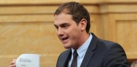 El presidente de Ciutadans, Albert Rivera, muestra en el Parlament un supuesto documento de la Generalitat que apuntaría a la creación de una Agencia Nacional de Seguridad catalana