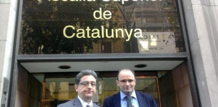El portavoz del grupo parlamentario del PPC, Enric Millo, y el diputado Sergio Santamaría, presentaron la demanda a la Fiscalía