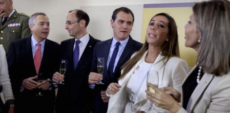 Alícia Sánchez-Camacho (PPC), Albert Rivera (C's) y Pere Navarro (PSC), junto a la Delegada del Gobierno en Catalunya, María de los Llanos de Luna, brindando con cava
