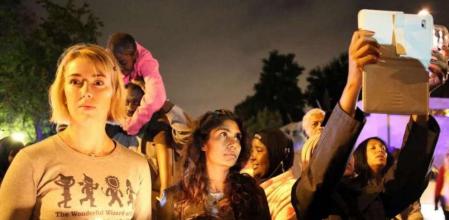 Compatriotas de Mandela se concentran frente a su casa la noche de su muerte
