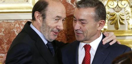 El líder del PSOE, Alfredo Pérez Rubalcaba, conversa con el presidente de Canarias, Paulino Rivero, durante el acto central de celebración del Día de la Constitución