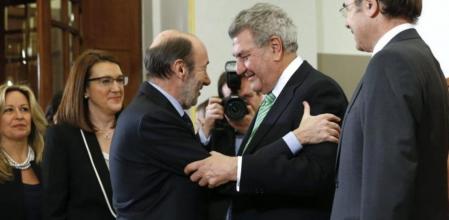 El presidente del Congreso, Jesús Posada, junto al del Senado, Pío García-Escudero, saluda al secretario general del PSOE, Alfredo Pérez Rubalcaba