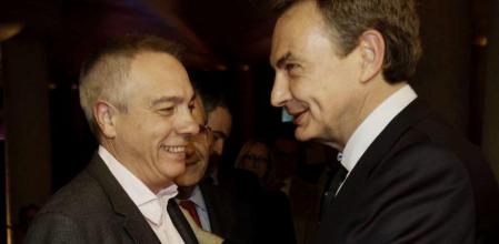 El expresidente del Gobierno José Luis Rodríguez, saluda al primer secretario del PSC, Pere Navarro