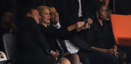 Cameron y Obama se sacan un 'selfie' (una autofoto) con la primera ministra de Dinamarca en el funeral de Mandela. Michelle ha observado toda la escena con semblante circunspecto.