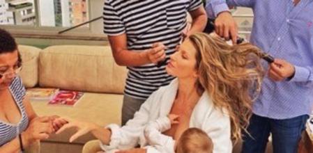Gisele Bündchen dando de mamar a su hija mientras trabaja