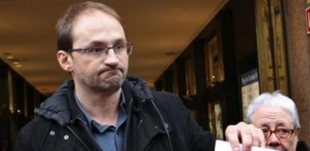 El líder de ICV-EUIA, JoanHerrera, muestra la querella que han presentado hoy en el Consulado de Argentina de Barcelona, por los muertos del PSUC durante el franquismo.