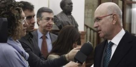 El portavoz parlamentario de CiU, Josep Antoni Duran i Lleida (d), atiende a los medios en los pasillos del Congreso.