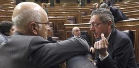 El ministro de Justicia, Alberto Ruiz Gallardón, conversa con el portavoz parlamentario de CiU, Josep Antoni Duran i Lleida, durante la sesión de control al Gobierno.