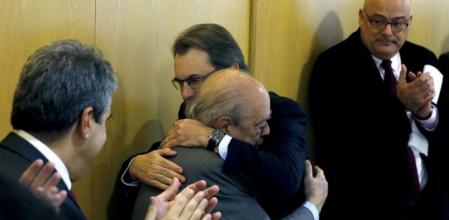 El presidente de la Generalitat y de CiU, Artur Mas, abraza al expresidente Jordi Pujol, en presencia de los dirigentes convergentes, Francesc Homs y Lluís María Corominas (d), a su llegada a la reunión con carácter extraordinario de la ejecutiva de CDC
