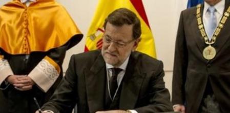 El presidente del Gobierno en la ceremonia de investidura como Doctor Honoris Causa en la Universidad CEU San Pablo del presidente de la Comisión Europea (CE), Herman Van Rompuy.