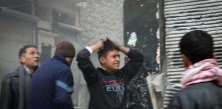 Víctimas de un ataque del Ejército sirio sobre Alepo