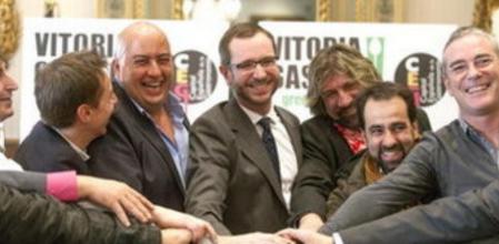El alcalde de Vitoria, Javier Maroto (c), celebra con un grupo de hosteleros la elección de la ciudad como Capital Española de la Gastronomía