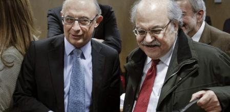 El ministro de Hacienda y Administraciones Públicas, Cristóbal Montoro, junto al conseller de Economíia, Andreu Mas-Colell, al inicio de la reunión del Consejo de Política Fiscal y Financiera (CPFF)
